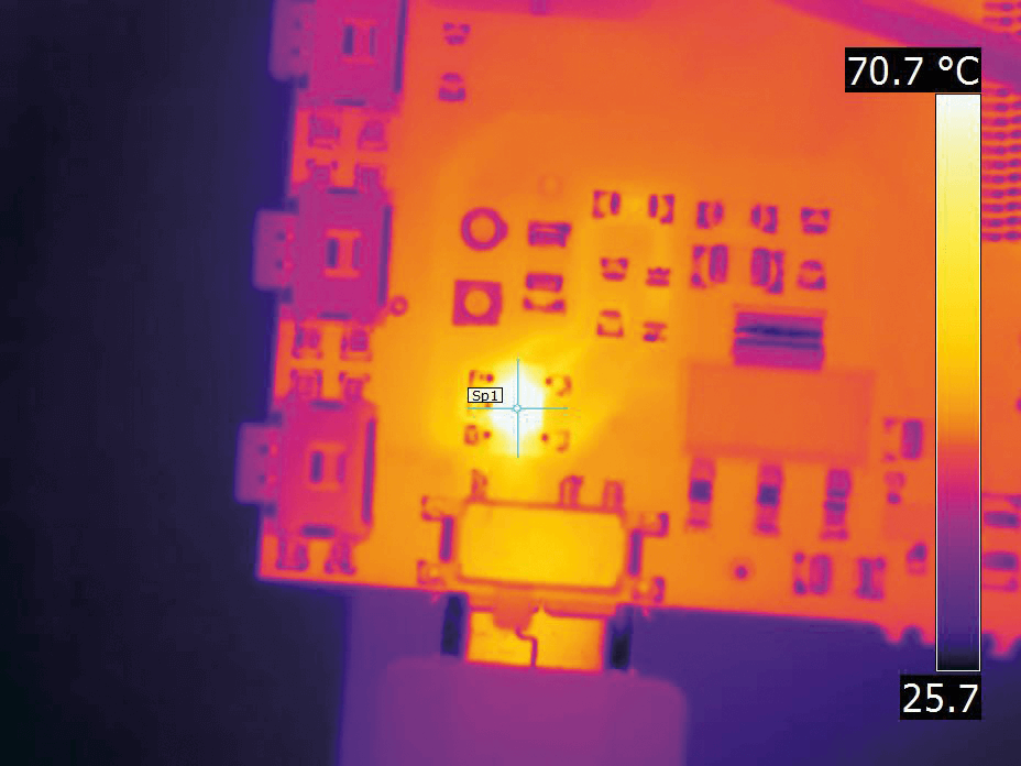 啟用了微距模式的FLIR T540相機拍攝的PCBA圖像。相機以微距模式在76°C測量目標熱點。