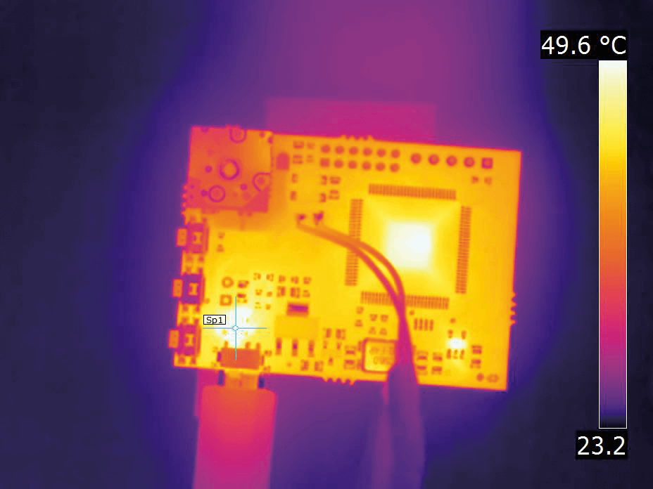 PCBA成像與FLIR T540相機沒有微距模式啟用。相機在沒有微距模式的情況下，在74°C下對目標熱點進行測量。