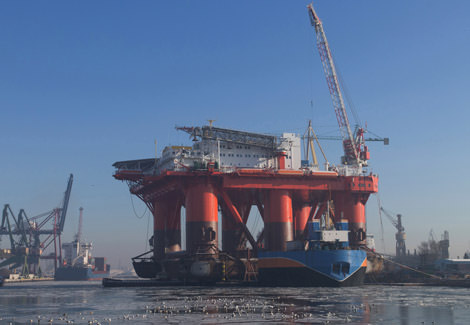圖1：海上環(huán)境中的石油鉆機和其他典型海洋結(jié)構(gòu)